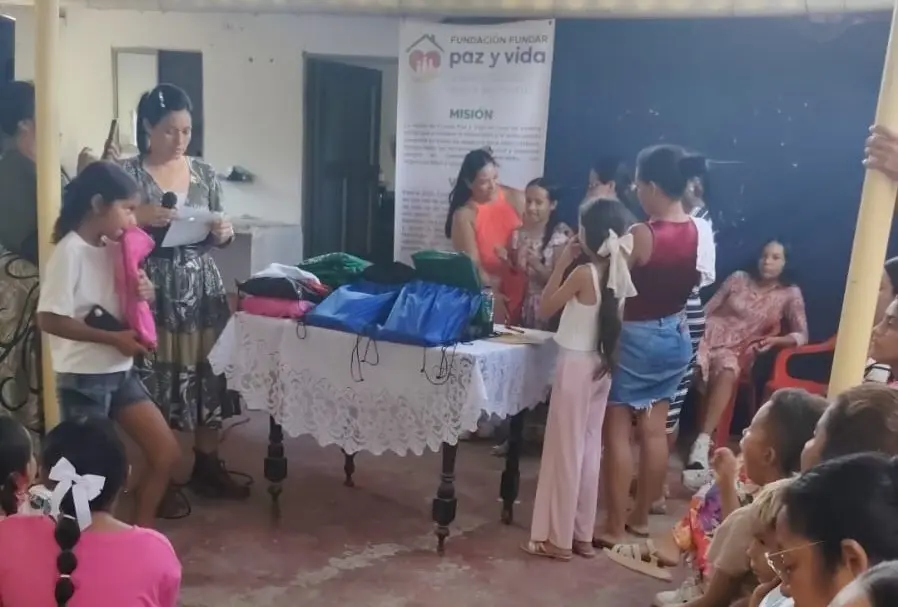 Voluntarios de Fundar Paz y Vida en actividad de apoyo social