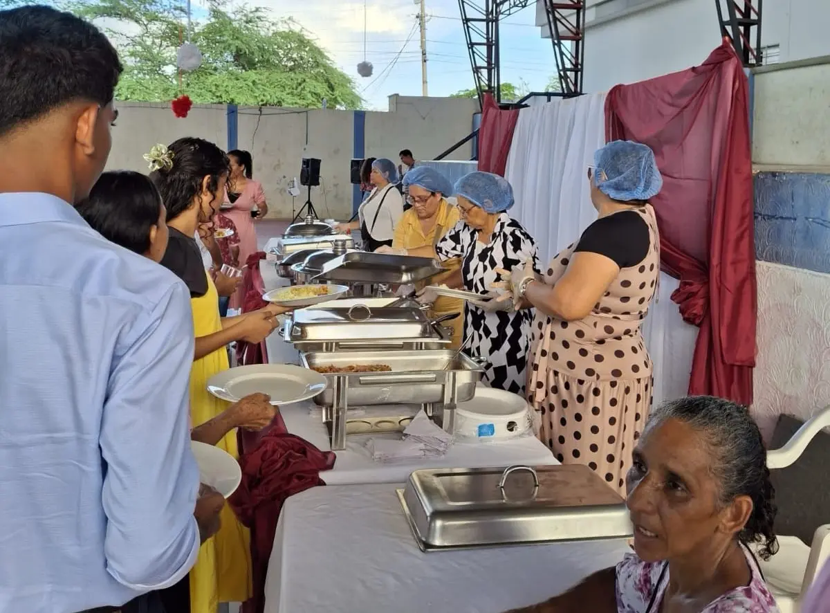 Familias participando en actividades de la fundación Paz y Vida